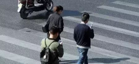 走路玩手机新闻事例沉迷手机的案例和新闻-第2张图片-太平洋在线下载